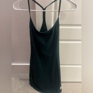 Vuori Athletic dress